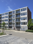 907536 Gezicht op het leegstaande deel van een flatgebouw aan de Van Brammendreef te Utrecht, dat gerenoveerd gaat worden.